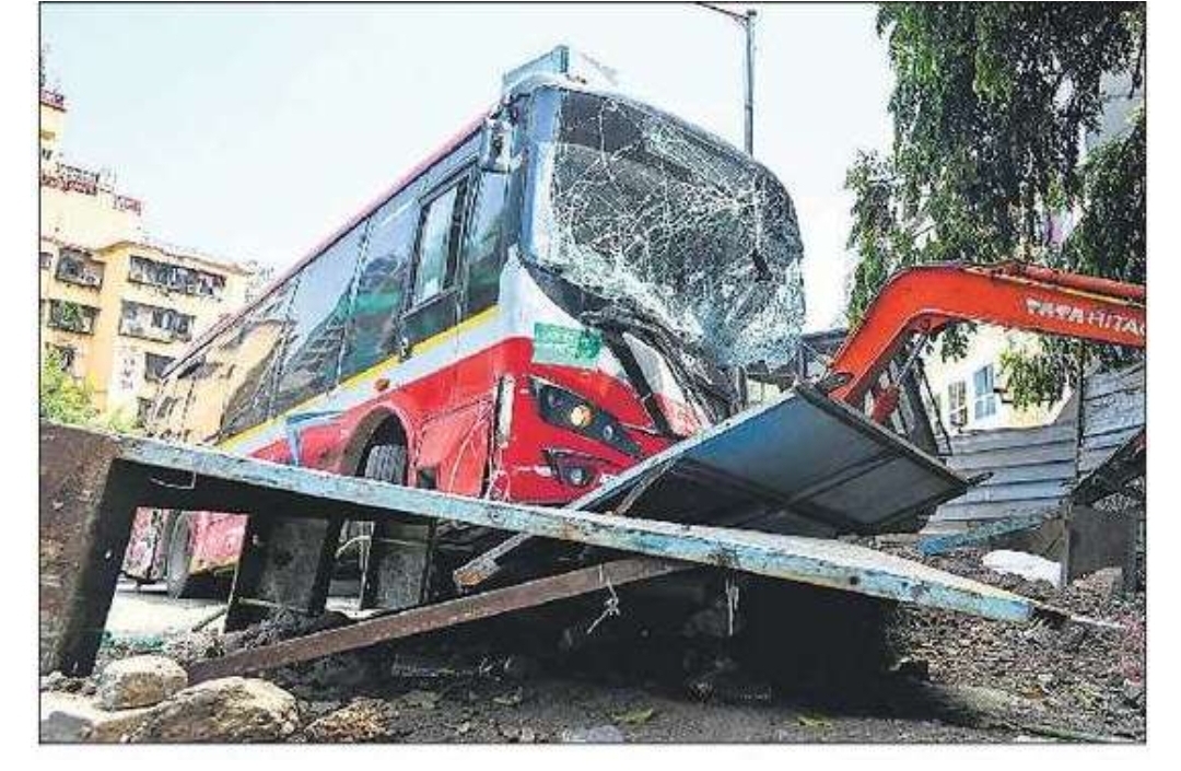 BEST bus rams into five vehicles, kills 1, injures 6