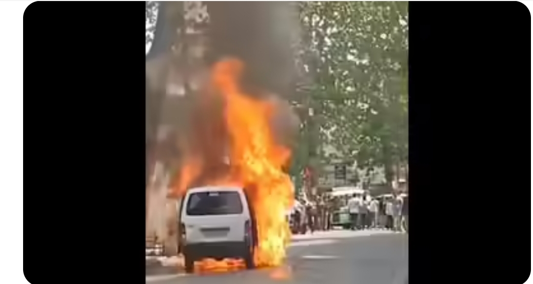 Van catches fire at Zenda Square; heat likely to be trigger