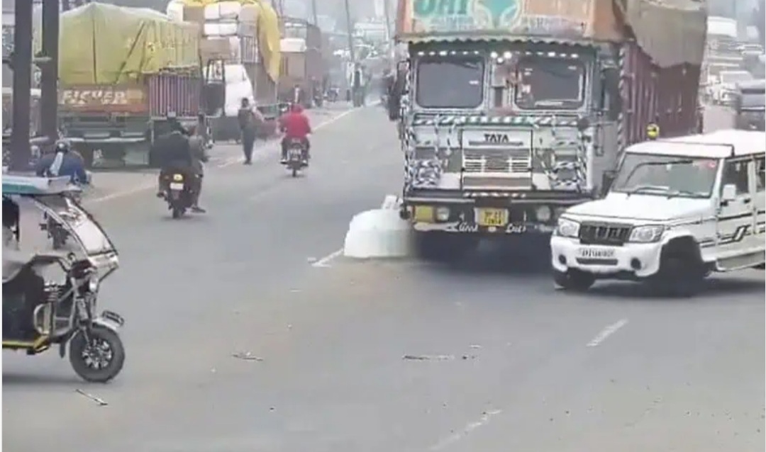 Bolero driver crushed to death as truck overturns after hitting divider in Rampur