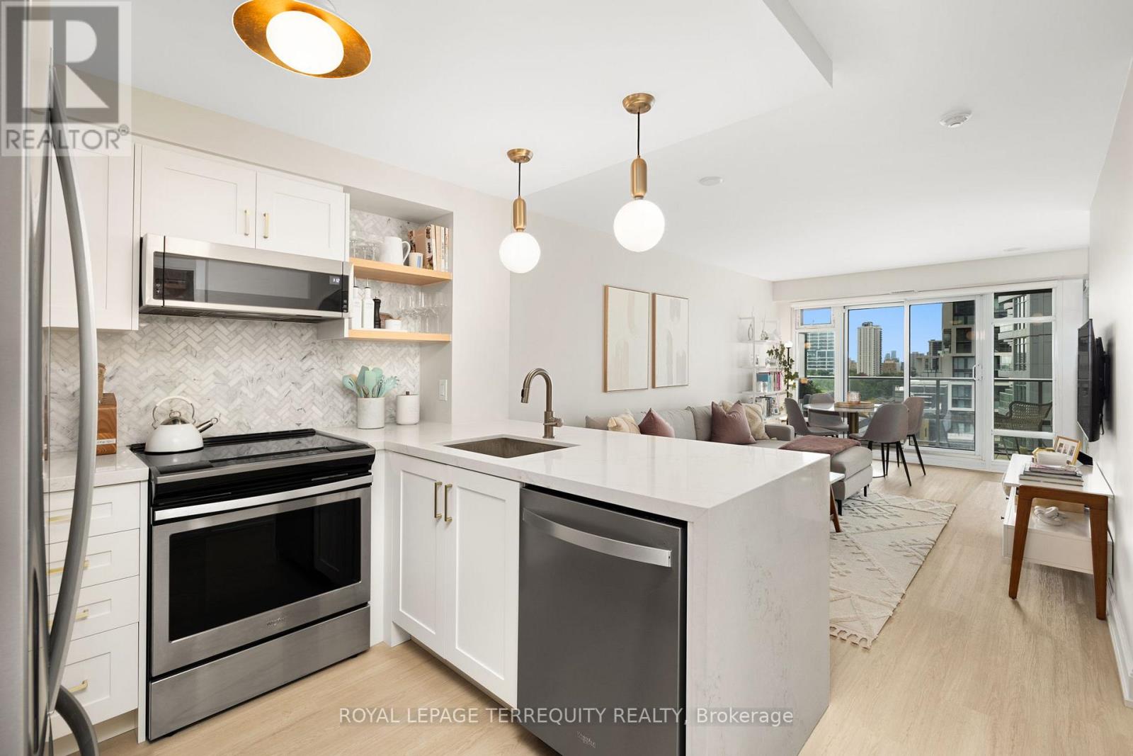 Beautifully renovated and meticulously maintained 1+Den condo in the heart of Yonge & Eglinton