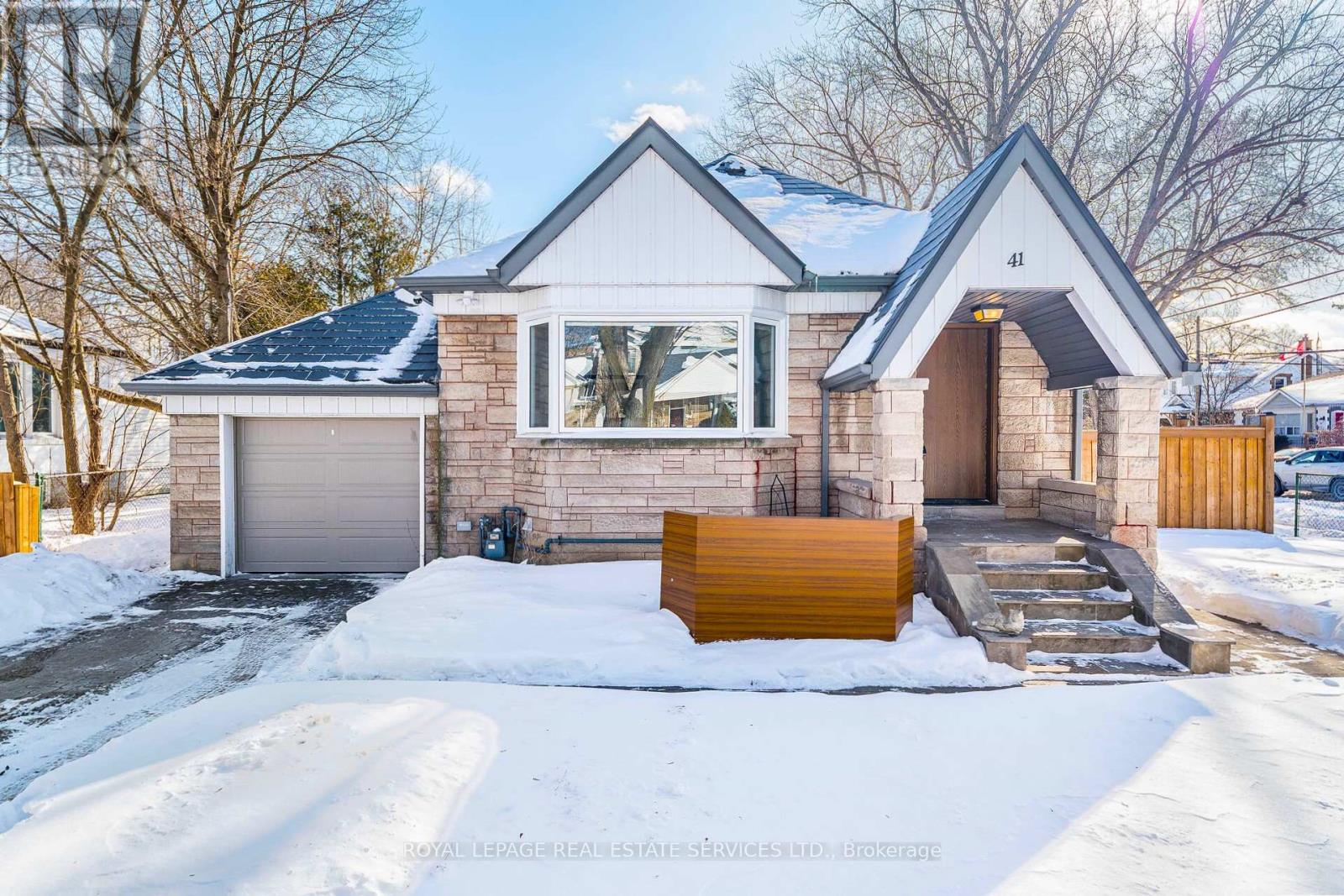 $1,379,000 41 ASH CRESCENT Toronto (Long Branch), Ontario M8W1E4