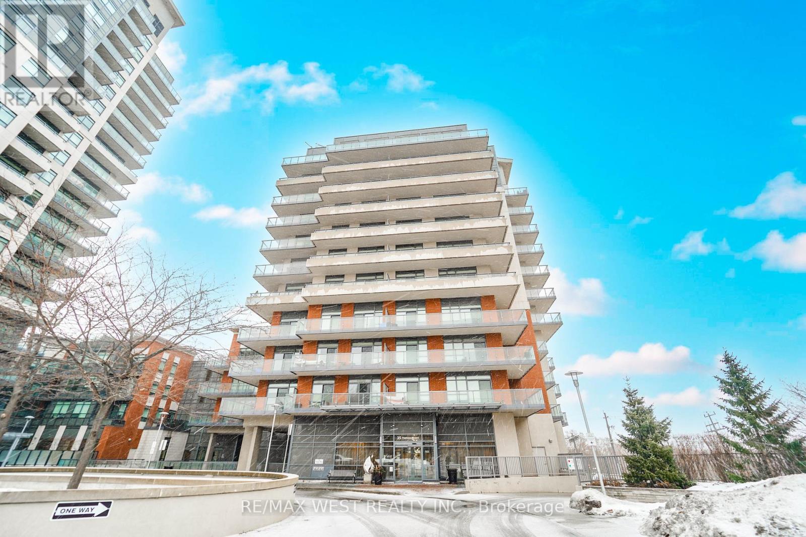 515,000 409 - 35 FONTENAY COURT Toronto (Edenbridge-Humber Valley), Ontario M9A0C4
