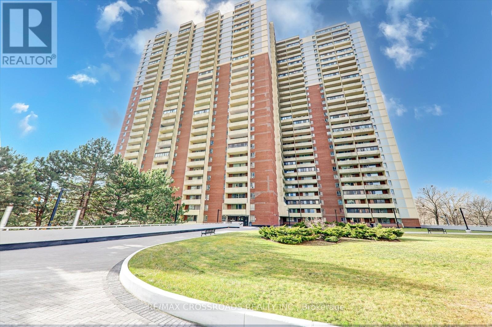 $429,000 1109 - 1 MASSEY SQUARE Toronto (Crescent Town), Ontario M4C5L4